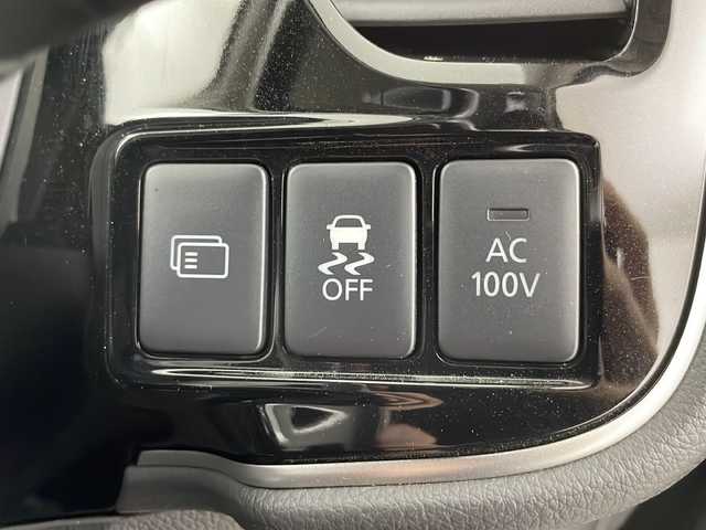 三菱 アウトランダー ＰＨＥＶ G ナビパッケージ 道央・札幌 2015(平27)年 4.1万km チタニウムグレーメタリック ・4WD/・衝突安全強化ボディ/ブレーキアシスト/・衝突被害軽減ブレーキシステム/・車線逸脱警報システム（LDW）/・レーダークルーズコントロールシステム/・誤発進抑制機能/・オートマチックハイビーム/・純正ナビ/・フルセグ/CD/DVD/Bluetooth/・スマートキー/プッシュスタート/・パワーバックドア/・パドルシフト/・AC100Vコンセント/・D席パワーシート/前席シートヒーター/・ハーフレザーシート/・ステアリングヒーター/・横滑り防止装置/・前後コーナーセンサー/・純正LEDヘッドライト/・急速充電ポート/・ETC