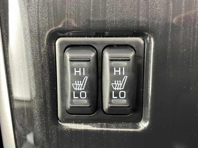 三菱 アウトランダー ＰＨＥＶ G ナビパッケージ 道央・札幌 2015(平27)年 4.1万km チタニウムグレーメタリック ・4WD/・衝突安全強化ボディ/ブレーキアシスト/・衝突被害軽減ブレーキシステム/・車線逸脱警報システム（LDW）/・レーダークルーズコントロールシステム/・誤発進抑制機能/・オートマチックハイビーム/・純正ナビ/・フルセグ/CD/DVD/Bluetooth/・スマートキー/プッシュスタート/・パワーバックドア/・パドルシフト/・AC100Vコンセント/・D席パワーシート/前席シートヒーター/・ハーフレザーシート/・ステアリングヒーター/・横滑り防止装置/・前後コーナーセンサー/・純正LEDヘッドライト/・急速充電ポート/・ETC