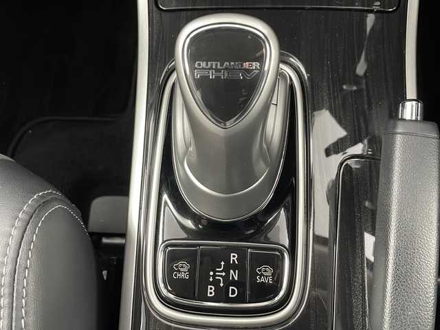 三菱 アウトランダー ＰＨＥＶ G ナビパッケージ 道央・札幌 2015(平27)年 4.1万km チタニウムグレーメタリック ・4WD/・衝突安全強化ボディ/ブレーキアシスト/・衝突被害軽減ブレーキシステム/・車線逸脱警報システム（LDW）/・レーダークルーズコントロールシステム/・誤発進抑制機能/・オートマチックハイビーム/・純正ナビ/・フルセグ/CD/DVD/Bluetooth/・スマートキー/プッシュスタート/・パワーバックドア/・パドルシフト/・AC100Vコンセント/・D席パワーシート/前席シートヒーター/・ハーフレザーシート/・ステアリングヒーター/・横滑り防止装置/・前後コーナーセンサー/・純正LEDヘッドライト/・急速充電ポート/・ETC