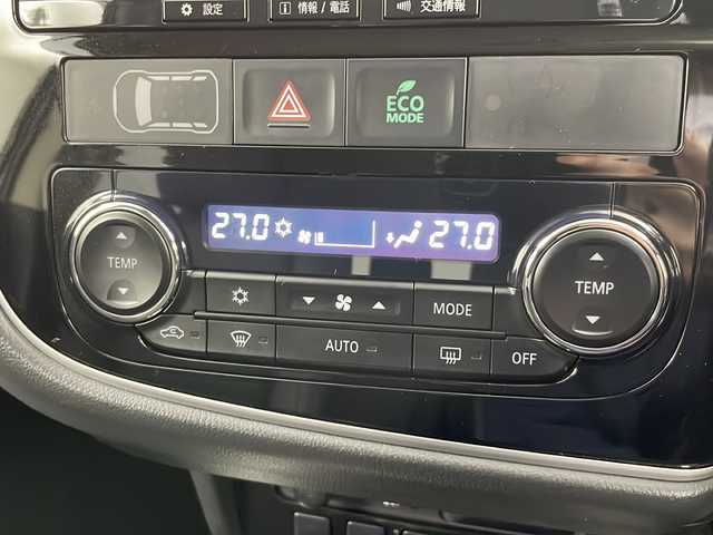 三菱 アウトランダー ＰＨＥＶ G ナビパッケージ 道央・札幌 2015(平27)年 4.1万km チタニウムグレーメタリック ・4WD/・衝突安全強化ボディ/ブレーキアシスト/・衝突被害軽減ブレーキシステム/・車線逸脱警報システム（LDW）/・レーダークルーズコントロールシステム/・誤発進抑制機能/・オートマチックハイビーム/・純正ナビ/・フルセグ/CD/DVD/Bluetooth/・スマートキー/プッシュスタート/・パワーバックドア/・パドルシフト/・AC100Vコンセント/・D席パワーシート/前席シートヒーター/・ハーフレザーシート/・ステアリングヒーター/・横滑り防止装置/・前後コーナーセンサー/・純正LEDヘッドライト/・急速充電ポート/・ETC