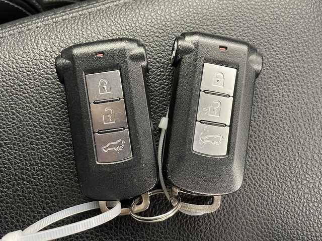 三菱 アウトランダー ＰＨＥＶ G ナビパッケージ 道央・札幌 2015(平27)年 4.1万km チタニウムグレーメタリック ・4WD/・衝突安全強化ボディ/ブレーキアシスト/・衝突被害軽減ブレーキシステム/・車線逸脱警報システム（LDW）/・レーダークルーズコントロールシステム/・誤発進抑制機能/・オートマチックハイビーム/・純正ナビ/・フルセグ/CD/DVD/Bluetooth/・スマートキー/プッシュスタート/・パワーバックドア/・パドルシフト/・AC100Vコンセント/・D席パワーシート/前席シートヒーター/・ハーフレザーシート/・ステアリングヒーター/・横滑り防止装置/・前後コーナーセンサー/・純正LEDヘッドライト/・急速充電ポート/・ETC