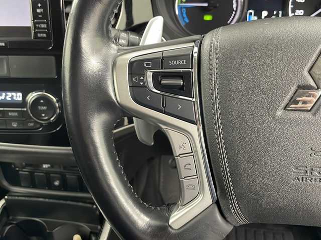 三菱 アウトランダー ＰＨＥＶ G ナビパッケージ 道央・札幌 2015(平27)年 4.1万km チタニウムグレーメタリック ・4WD/・衝突安全強化ボディ/ブレーキアシスト/・衝突被害軽減ブレーキシステム/・車線逸脱警報システム（LDW）/・レーダークルーズコントロールシステム/・誤発進抑制機能/・オートマチックハイビーム/・純正ナビ/・フルセグ/CD/DVD/Bluetooth/・スマートキー/プッシュスタート/・パワーバックドア/・パドルシフト/・AC100Vコンセント/・D席パワーシート/前席シートヒーター/・ハーフレザーシート/・ステアリングヒーター/・横滑り防止装置/・前後コーナーセンサー/・純正LEDヘッドライト/・急速充電ポート/・ETC