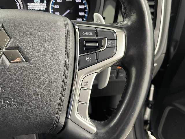 三菱 アウトランダー ＰＨＥＶ G ナビパッケージ 道央・札幌 2015(平27)年 4.1万km チタニウムグレーメタリック ・4WD/・衝突安全強化ボディ/ブレーキアシスト/・衝突被害軽減ブレーキシステム/・車線逸脱警報システム（LDW）/・レーダークルーズコントロールシステム/・誤発進抑制機能/・オートマチックハイビーム/・純正ナビ/・フルセグ/CD/DVD/Bluetooth/・スマートキー/プッシュスタート/・パワーバックドア/・パドルシフト/・AC100Vコンセント/・D席パワーシート/前席シートヒーター/・ハーフレザーシート/・ステアリングヒーター/・横滑り防止装置/・前後コーナーセンサー/・純正LEDヘッドライト/・急速充電ポート/・ETC