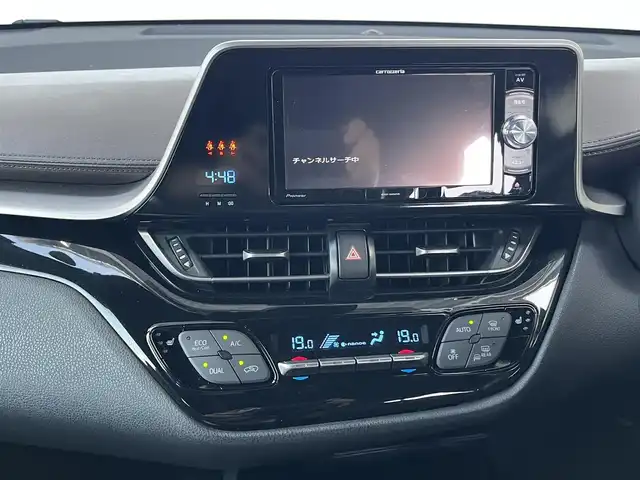 トヨタ Ｃ－ＨＲ G 高知県 2017(平29)年 6.1万km ホワイトパールクリスタルシャイン 社外パイオニアナビ（CD/DVD/BT/フルセグ）/運転席助手席シートヒーター/バックカメラ/本革シート/トヨタセーフティセンス/LDA/PCS/BSM/CS/RCTA/デュアルエアコン/ステアリングスイッチ/ハンズフリー通話/オートハイビーム/ドアバイザー