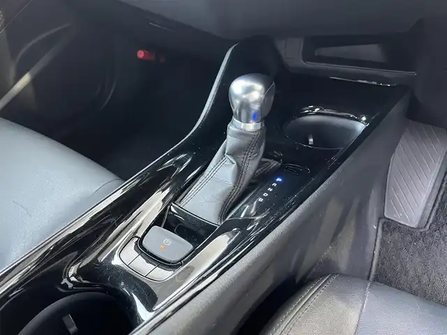 トヨタ Ｃ－ＨＲ G 高知県 2017(平29)年 6.1万km ホワイトパールクリスタルシャイン 社外パイオニアナビ（CD/DVD/BT/フルセグ）/運転席助手席シートヒーター/バックカメラ/本革シート/トヨタセーフティセンス/LDA/PCS/BSM/CS/RCTA/デュアルエアコン/ステアリングスイッチ/ハンズフリー通話/オートハイビーム/ドアバイザー