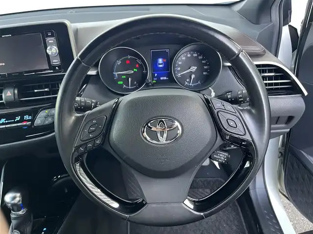 トヨタ Ｃ－ＨＲ G 高知県 2017(平29)年 6.1万km ホワイトパールクリスタルシャイン 社外パイオニアナビ（CD/DVD/BT/フルセグ）/運転席助手席シートヒーター/バックカメラ/本革シート/トヨタセーフティセンス/LDA/PCS/BSM/CS/RCTA/デュアルエアコン/ステアリングスイッチ/ハンズフリー通話/オートハイビーム/ドアバイザー