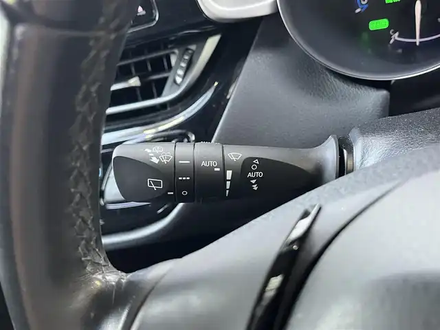 トヨタ Ｃ－ＨＲ G 高知県 2017(平29)年 6.1万km ホワイトパールクリスタルシャイン 社外パイオニアナビ（CD/DVD/BT/フルセグ）/運転席助手席シートヒーター/バックカメラ/本革シート/トヨタセーフティセンス/LDA/PCS/BSM/CS/RCTA/デュアルエアコン/ステアリングスイッチ/ハンズフリー通話/オートハイビーム/ドアバイザー