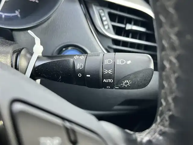 トヨタ Ｃ－ＨＲ G 高知県 2017(平29)年 6.1万km ホワイトパールクリスタルシャイン 社外パイオニアナビ（CD/DVD/BT/フルセグ）/運転席助手席シートヒーター/バックカメラ/本革シート/トヨタセーフティセンス/LDA/PCS/BSM/CS/RCTA/デュアルエアコン/ステアリングスイッチ/ハンズフリー通話/オートハイビーム/ドアバイザー