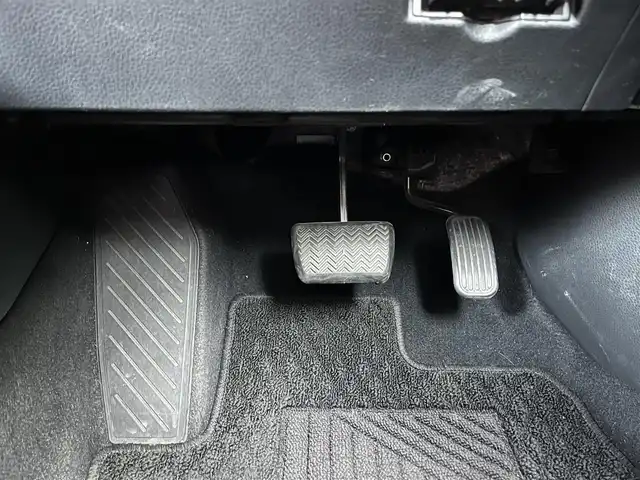 トヨタ Ｃ－ＨＲ G 高知県 2017(平29)年 6.1万km ホワイトパールクリスタルシャイン 社外パイオニアナビ（CD/DVD/BT/フルセグ）/運転席助手席シートヒーター/バックカメラ/本革シート/トヨタセーフティセンス/LDA/PCS/BSM/CS/RCTA/デュアルエアコン/ステアリングスイッチ/ハンズフリー通話/オートハイビーム/ドアバイザー