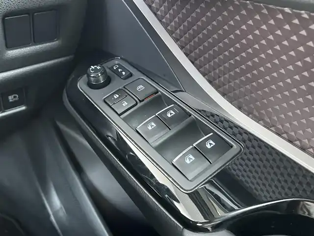 トヨタ Ｃ－ＨＲ G 高知県 2017(平29)年 6.1万km ホワイトパールクリスタルシャイン 社外パイオニアナビ（CD/DVD/BT/フルセグ）/運転席助手席シートヒーター/バックカメラ/本革シート/トヨタセーフティセンス/LDA/PCS/BSM/CS/RCTA/デュアルエアコン/ステアリングスイッチ/ハンズフリー通話/オートハイビーム/ドアバイザー