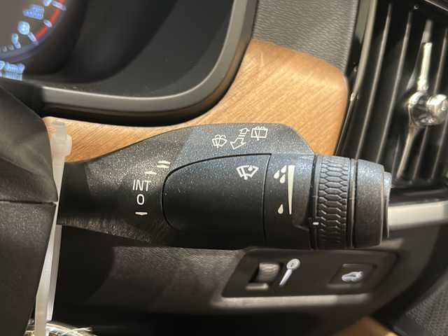 ボルボ Ｖ９０ T6 AWD インスクリプション 新潟県 2017(平29)年 1.1万km クリスタルホワイトP 電動パノラマガラスサンルーフ/Bowers＆Wilkinsプレミアムサウンド/インテリセーフ/-シティセーフティブレーキ/-レーンキープアシスト/-ブラインドスポットモニター/-クロストラフィックアシスト/-360°カメラ/-アダプティブクルーズコントロール/純正HDDナビ/フルセグTV/ETC/ブラウンレザーシート/メモリ付きパワーシート/シートベンチレーション/シートヒーター/ステアリングヒーター/パワーバックドア/純正20インチアルミホイール/ヘッドアップディスプレイ