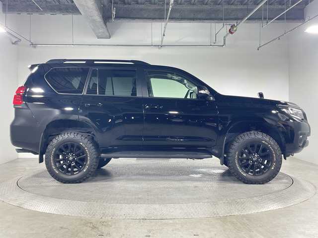 トヨタ ランドクルーザー プラド TX Lパッケージ マットブラED 神奈川県 2023(令5)年 1.6万km ブラック 4WD/リフトアップ/ALPINE製11インチディスプレイオーディオ/BT&USB&Apple Car Play&Android Auto/バックカメラ/サンルーフ/レザーシート/パワーシート前席/シートヒーター前席/シートベンチレーション前席/ビルトインETC/自動防眩ミラー/ドアバイザー/BFグッドリッチオールテレーンタイヤ/Toyota Safety Sense/プリクラッシュセーフティ/レーンディパーチャーアラート/オートマチックハイビーム/ロードサインアシスト/レーダークルーズコントロール/先行車発進告知機能/LEDヘッドライト/フォグライト/ウィンカーミラー