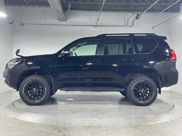 トヨタ ランドクルーザー プラド TX Lパッケージ マットブラED 神奈川県 2023(令5)年 1.6万km ブラック 4WD/リフトアップ/ALPINE製11インチディスプレイオーディオ/BT&USB&Apple Car Play&Android Auto/バックカメラ/サンルーフ/レザーシート/パワーシート前席/シートヒーター前席/シートベンチレーション前席/ビルトインETC/自動防眩ミラー/ドアバイザー/BFグッドリッチオールテレーンタイヤ/Toyota Safety Sense/プリクラッシュセーフティ/レーンディパーチャーアラート/オートマチックハイビーム/ロードサインアシスト/レーダークルーズコントロール/先行車発進告知機能/LEDヘッドライト/フォグライト/ウィンカーミラー