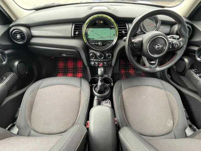 ＭＩＮＩ ミニ クーパー D 埼玉県 2018(平30)年 2.4万km 青Ｍ 純正ナビ　/ＡｐｐｌｅＣａｒＰｌａｙ　/JCWステアリング　/Ｂｌｕｅｔｏｏｔｈ接続　/バックカメラ　/インテリジェントセーフティ　/パーキングアシスト　/ＬＥＤヘッドライト　/ＥＴＣ　/クルーズコントロール