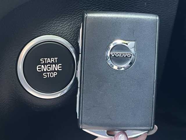 ボルボ ＸＣ４０ T4 モメンタム 静岡県 2020(令2)年 5万km アイスホワイト アダプティブクルーズコントロール/純正ナビ/（フルセグ/BT/USB)/360°カメラ/電動リアゲート/ハーフレザーシート/BLIS/レーンキープアシスト/クロストラフィックアラート/シートヒーター/パワーシート/パーキングアシスト/前後ドライブレコーダー/LEDヘッドライト/純正18インチアルミホイール/ステアリングヒーター/純正フロアマット/ETC