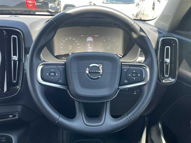 ボルボ ＸＣ４０ T4 モメンタム 静岡県 2020(令2)年 5万km アイスホワイト アダプティブクルーズコントロール/純正ナビ/（フルセグ/BT/USB)/360°カメラ/電動リアゲート/ハーフレザーシート/BLIS/レーンキープアシスト/クロストラフィックアラート/シートヒーター/パワーシート/パーキングアシスト/前後ドライブレコーダー/LEDヘッドライト/純正18インチアルミホイール/ステアリングヒーター/純正フロアマット/ETC
