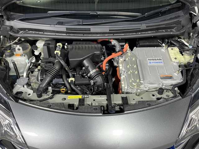 日産 ノート e－パワー メダリスト 福岡県 2017(平29)年 2.3万km ダークメタルグレー 純正ナビＡＭＦＭＣＤＤＶＤＢＴＵＳＢｉｐｏｄ　/バックカメラ　/全方位カメラ/フルセグＴＶ/純正フロアマット/純正１５インチアルミ/横滑り防止装置/前後コーナーセンサー/レーンキープアシスト/オートライト/ハーフレザー/衝突軽減ブレーキ/プッシュスタートボタン/スマートキー