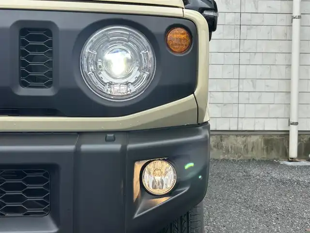 スズキ ジムニー XC 福岡県 2024(令6)年 0.2万km シフォンアイボリーM ワンオーナー/純正Panasonic8インチSDナビ【CN-FZ896】/(AM/FM/Bluetooth/CD/DVD/HDMI/SD/フルセグTV】/バックカメラ/ビルトインETC2.0/D/N席シートヒーター/アイドリングストップ/オートライト/クルーズコントロール/デュアルセンサーブレーキサポート/ヘッドライトウォッシャー/ヒルディセントコントロール/クリアランスソナー/車線逸脱警報/盗難防止装置/横滑り防止機能/電格ウィンカーミラー/プッシュスタート/純正フロアマット/純正16インチアルミホイール/ステアリングスイッチ/フロントフォグランプ/ドアバイザー/充電USBジャック/保証書/取扱説明書/ナビ取扱説明書