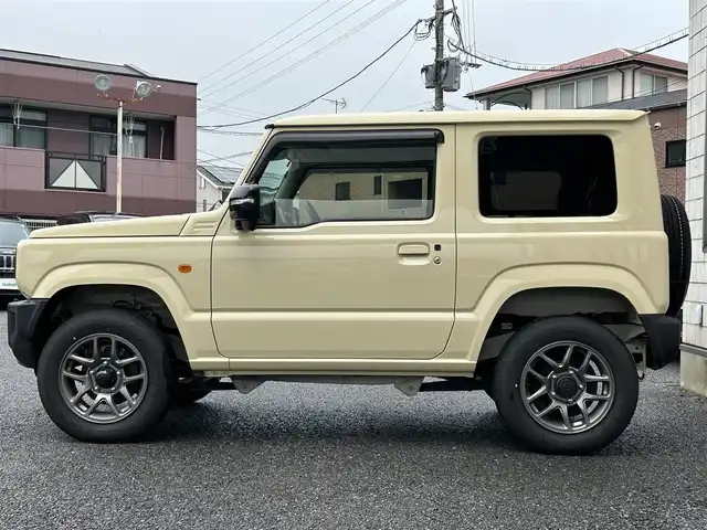 スズキ ジムニー XC 福岡県 2024(令6)年 0.2万km シフォンアイボリーM ワンオーナー/純正Panasonic8インチSDナビ【CN-FZ896】/(AM/FM/Bluetooth/CD/DVD/HDMI/SD/フルセグTV】/バックカメラ/ビルトインETC2.0/D/N席シートヒーター/アイドリングストップ/オートライト/クルーズコントロール/デュアルセンサーブレーキサポート/ヘッドライトウォッシャー/ヒルディセントコントロール/クリアランスソナー/車線逸脱警報/盗難防止装置/横滑り防止機能/電格ウィンカーミラー/プッシュスタート/純正フロアマット/純正16インチアルミホイール/ステアリングスイッチ/フロントフォグランプ/ドアバイザー/充電USBジャック/保証書/取扱説明書/ナビ取扱説明書