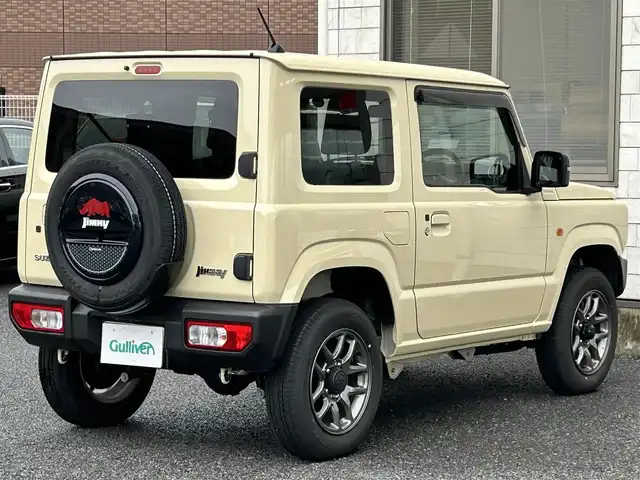スズキ ジムニー XC 福岡県 2024(令6)年 0.2万km シフォンアイボリーM ワンオーナー/純正Panasonic8インチSDナビ【CN-FZ896】/(AM/FM/Bluetooth/CD/DVD/HDMI/SD/フルセグTV】/バックカメラ/ビルトインETC2.0/D/N席シートヒーター/アイドリングストップ/オートライト/クルーズコントロール/デュアルセンサーブレーキサポート/ヘッドライトウォッシャー/ヒルディセントコントロール/クリアランスソナー/車線逸脱警報/盗難防止装置/横滑り防止機能/電格ウィンカーミラー/プッシュスタート/純正フロアマット/純正16インチアルミホイール/ステアリングスイッチ/フロントフォグランプ/ドアバイザー/充電USBジャック/保証書/取扱説明書/ナビ取扱説明書