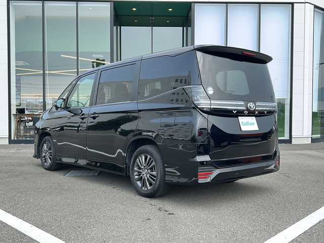 トヨタ ヴォクシー S－G 愛媛県 2023(令5)年 2万km アティチュードブラックマイカ 純正ディスプレイオーディオ/両側パワースライドドア/ETC2.0/クルーズコントロール/コーナーセンサー前後/オートハイビーム/オートライト/LED/レーンキープアシスト/バックカメラ/ウォークスルー/純正16AW/Bluetooth/スマートキー