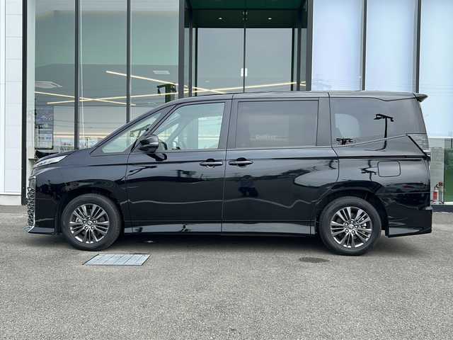 トヨタ ヴォクシー S－G 愛媛県 2023(令5)年 2万km アティチュードブラックマイカ 純正ディスプレイオーディオ/両側パワースライドドア/ETC2.0/クルーズコントロール/コーナーセンサー前後/オートハイビーム/オートライト/LED/レーンキープアシスト/バックカメラ/ウォークスルー/純正16AW/Bluetooth/スマートキー