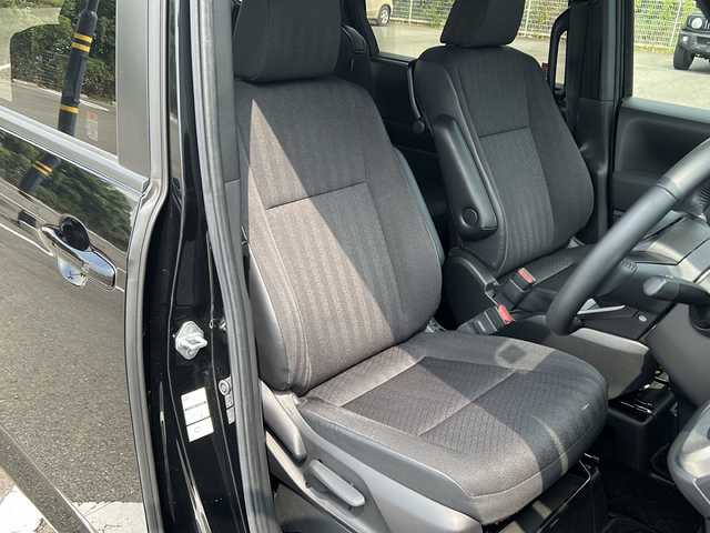 トヨタ ヴォクシー S－G 愛媛県 2023(令5)年 2万km アティチュードブラックマイカ 純正ディスプレイオーディオ/両側パワースライドドア/ETC2.0/クルーズコントロール/コーナーセンサー前後/オートハイビーム/オートライト/LED/レーンキープアシスト/バックカメラ/ウォークスルー/純正16AW/Bluetooth/スマートキー