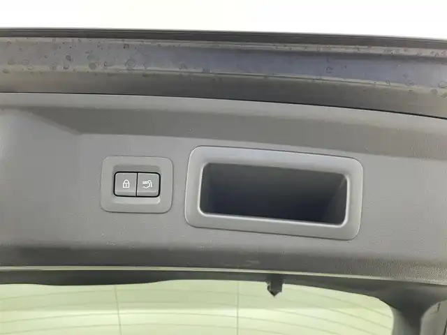 マツダ ＣＸ－６０ XD Sパッケージ 大分県 2024(令6)年 2.2万km ジェットブラックマイカ 純正10.25インチセンターディスプレイ/（AM/FM/Bluetooth/フルセグ/スマホ連携）/360°ビューモニター/ワイヤレス充電/ビルトインETC/アダプティブLEDヘッドライト/レーンキープアシストシステム/緊急時車線維持支援/ブラインドスポットモニタリング/スマートブレーキサポート/（前方・後進時検知機能/後進時左右接近物検知機能）/全車速追従機能付マツダレーダークルーズコントロール/前側方接近車両検知/交通標識認知システム/本革巻きステアリング/ステアリングリモコン/ステアリングヒーター/運転席パワーシート/運転席シートメモリ/前席シートヒーター/純正LEDヘッドライト/オートライト/オールオートウィンドウ/パワーバックドア/電動パーキングブレーキ/オートブレーキホールド/HDMI入力端子/トノカバー/アイドリングストップ