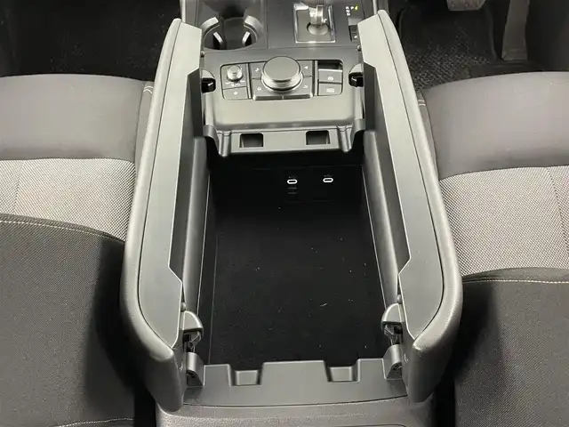 マツダ ＣＸ－６０ XD Sパッケージ 大分県 2024(令6)年 2.2万km ジェットブラックマイカ 純正10.25インチセンターディスプレイ/（AM/FM/Bluetooth/フルセグ/スマホ連携）/360°ビューモニター/ワイヤレス充電/ビルトインETC/アダプティブLEDヘッドライト/レーンキープアシストシステム/緊急時車線維持支援/ブラインドスポットモニタリング/スマートブレーキサポート/（前方・後進時検知機能/後進時左右接近物検知機能）/全車速追従機能付マツダレーダークルーズコントロール/前側方接近車両検知/交通標識認知システム/本革巻きステアリング/ステアリングリモコン/ステアリングヒーター/運転席パワーシート/運転席シートメモリ/前席シートヒーター/純正LEDヘッドライト/オートライト/オールオートウィンドウ/パワーバックドア/電動パーキングブレーキ/オートブレーキホールド/HDMI入力端子/トノカバー/アイドリングストップ