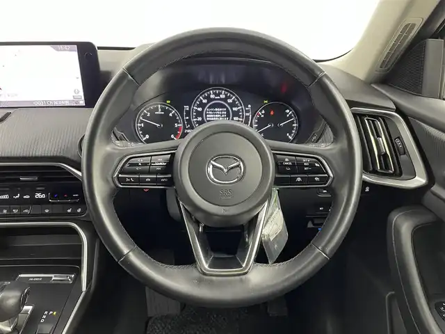マツダ ＣＸ－６０ XD Sパッケージ 大分県 2024(令6)年 2.2万km ジェットブラックマイカ 純正10.25インチセンターディスプレイ/（AM/FM/Bluetooth/フルセグ/スマホ連携）/360°ビューモニター/ワイヤレス充電/ビルトインETC/アダプティブLEDヘッドライト/レーンキープアシストシステム/緊急時車線維持支援/ブラインドスポットモニタリング/スマートブレーキサポート/（前方・後進時検知機能/後進時左右接近物検知機能）/全車速追従機能付マツダレーダークルーズコントロール/前側方接近車両検知/交通標識認知システム/本革巻きステアリング/ステアリングリモコン/ステアリングヒーター/運転席パワーシート/運転席シートメモリ/前席シートヒーター/純正LEDヘッドライト/オートライト/オールオートウィンドウ/パワーバックドア/電動パーキングブレーキ/オートブレーキホールド/HDMI入力端子/トノカバー/アイドリングストップ