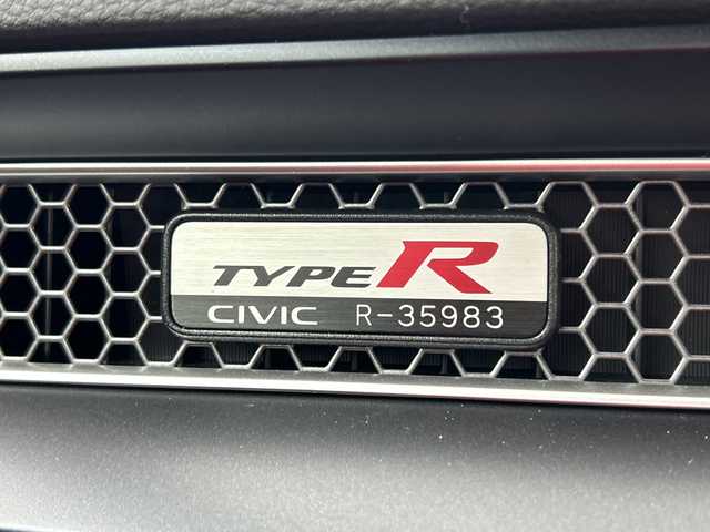 ホンダ シビック タイプR 三重県 2025(令7)年 0.8万km チャンピオンシップホワイト /禁煙車　//レーダークルーズコントロール　//前後ドライブレコーダー　//ＥＴＣ　//クリアランスソナー　//ＢＳＭ　//オートハイビーム　//フルセグＴＶ・BT・USB・スマホ連動//ＬＥＤライト　//電動パーキングブレーキ　//ステアリングリモコン