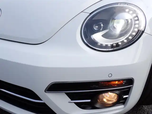 フォルクスワーゲン ザ・ビートル エクスクルーシブ 千葉県 2018(平30)年 5.6万km 白 500台限定車/ダイヤモンドステッチレザーシート/純正18インチアルミホイール/2ゾーンフルオートエアコン/Fシートヒーター/F、Rコーナーセンサー/純正7インチナビゲーシュン/・バックカメラー/・Bluetooth接続/・地上波フルセグTV/ビルトインETC/パドルシフト/オートライト/クルーズコントロール/スマートキー2個/プッシュスタート/取扱い説明書