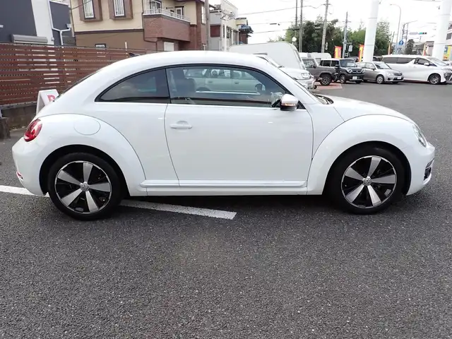 フォルクスワーゲン ザ・ビートル エクスクルーシブ 千葉県 2018(平30)年 5.6万km 白 500台限定車/ダイヤモンドステッチレザーシート/純正18インチアルミホイール/2ゾーンフルオートエアコン/Fシートヒーター/F、Rコーナーセンサー/純正7インチナビゲーシュン/・バックカメラー/・Bluetooth接続/・地上波フルセグTV/ビルトインETC/パドルシフト/オートライト/クルーズコントロール/スマートキー2個/プッシュスタート/取扱い説明書
