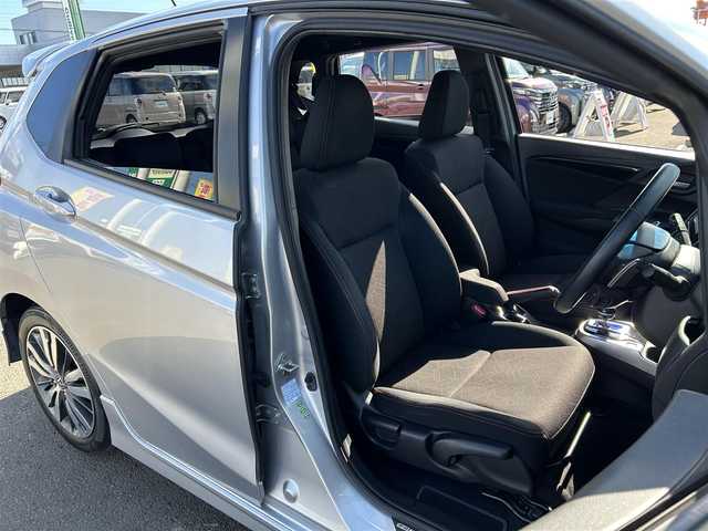 ホンダ フィット ハイブリット Sパッケージ 神奈川県 2013(平25)年 7.3万km アラバスターシルバーメタリック ワンオーナー/無限フロントスポイラー/無限スポーツマフラー/無限フロアマット/無限スカッフプレート/無限カーボンシフトノブ/Hondaインターナビ/・CD/DVD/・Bluetooth/・HDMI接続/・フルセグテレビ/バックカメラ/ETC/ドライブレコーダー/クルーズコントロール/パドルシフト/LEDヘッドライト/LEDフォグランプ/ヒルスタートアシスト/スマートキー＆プッシュスタート/純正16インチAW/Wエアバッグ