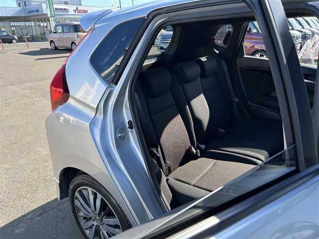 ホンダ フィット ハイブリット Sパッケージ 神奈川県 2013(平25)年 7.3万km アラバスターシルバーメタリック ワンオーナー/無限フロントスポイラー/無限スポーツマフラー/無限フロアマット/無限スカッフプレート/無限カーボンシフトノブ/Hondaインターナビ/・CD/DVD/・Bluetooth/・HDMI接続/・フルセグテレビ/バックカメラ/ETC/ドライブレコーダー/クルーズコントロール/パドルシフト/LEDヘッドライト/LEDフォグランプ/ヒルスタートアシスト/スマートキー＆プッシュスタート/純正16インチAW/Wエアバッグ