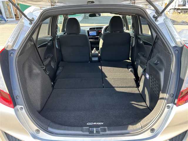 ホンダ フィット ハイブリット Sパッケージ 神奈川県 2013(平25)年 7.3万km アラバスターシルバーメタリック ワンオーナー/無限フロントスポイラー/無限スポーツマフラー/無限フロアマット/無限スカッフプレート/無限カーボンシフトノブ/Hondaインターナビ/・CD/DVD/・Bluetooth/・HDMI接続/・フルセグテレビ/バックカメラ/ETC/ドライブレコーダー/クルーズコントロール/パドルシフト/LEDヘッドライト/LEDフォグランプ/ヒルスタートアシスト/スマートキー＆プッシュスタート/純正16インチAW/Wエアバッグ