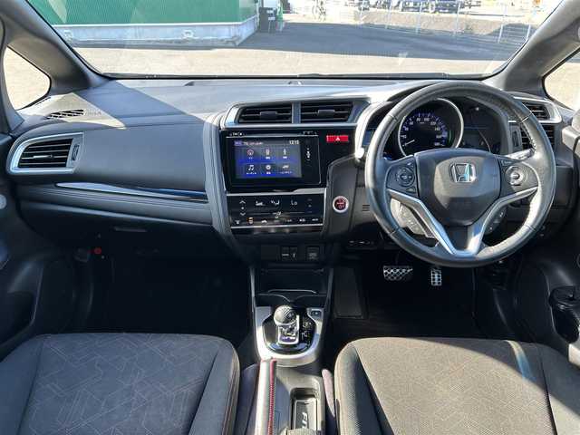 ホンダ フィット ハイブリット Sパッケージ 神奈川県 2013(平25)年 7.3万km アラバスターシルバーメタリック ワンオーナー/無限フロントスポイラー/無限スポーツマフラー/無限フロアマット/無限スカッフプレート/無限カーボンシフトノブ/Hondaインターナビ/・CD/DVD/・Bluetooth/・HDMI接続/・フルセグテレビ/バックカメラ/ETC/ドライブレコーダー/クルーズコントロール/パドルシフト/LEDヘッドライト/LEDフォグランプ/ヒルスタートアシスト/スマートキー＆プッシュスタート/純正16インチAW/Wエアバッグ