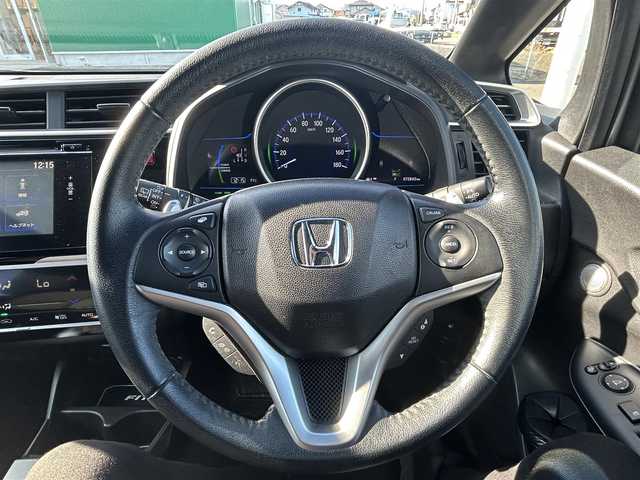 ホンダ フィット ハイブリット Sパッケージ 神奈川県 2013(平25)年 7.3万km アラバスターシルバーメタリック ワンオーナー/無限フロントスポイラー/無限スポーツマフラー/無限フロアマット/無限スカッフプレート/無限カーボンシフトノブ/Hondaインターナビ/・CD/DVD/・Bluetooth/・HDMI接続/・フルセグテレビ/バックカメラ/ETC/ドライブレコーダー/クルーズコントロール/パドルシフト/LEDヘッドライト/LEDフォグランプ/ヒルスタートアシスト/スマートキー＆プッシュスタート/純正16インチAW/Wエアバッグ