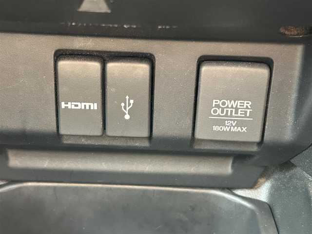 ホンダ フィット ハイブリット Sパッケージ 神奈川県 2013(平25)年 7.3万km アラバスターシルバーメタリック ワンオーナー/無限フロントスポイラー/無限スポーツマフラー/無限フロアマット/無限スカッフプレート/無限カーボンシフトノブ/Hondaインターナビ/・CD/DVD/・Bluetooth/・HDMI接続/・フルセグテレビ/バックカメラ/ETC/ドライブレコーダー/クルーズコントロール/パドルシフト/LEDヘッドライト/LEDフォグランプ/ヒルスタートアシスト/スマートキー＆プッシュスタート/純正16インチAW/Wエアバッグ