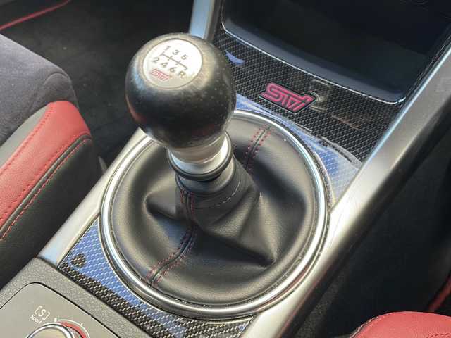 スバル ＷＲＸ ＳＴＩ STI 山形県 2015(平27)年 4.7万km クリスタルホワイトP ・ワンオーナー/・RAYS18インチAW/・ナビ/フルセグ/CD DVD/Bluetooth/・ETC/・前方ドラレコ/・横滑り防止装置/・オートライト/・フロントワイパーデアイサー/・ハーフレザーシート/・D席パワーシート/・純正マット/・純正AW＋スタッドレスタイヤ車載/・スペアキー1本/・保証書/・取扱説明書