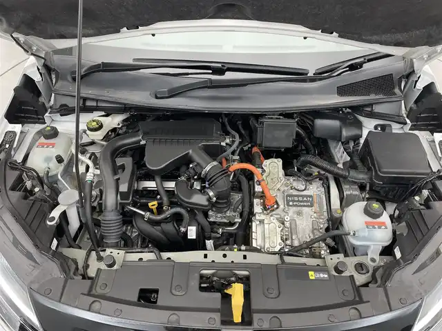 日産 オーラ ニスモ 滋賀県 2022(令4)年 1.3万km ピュアホワイトパール / スーパーブラック 2トーン 純正ナビ/（Bluetooth/USB/HDMI/AppleCarPlay/フルセグTV）/全方位カメラ/前方ドライブレコーダー/コーナーセンサー/プロパイロット/デジタルインナーミラー/アイドリングストップ/衝突軽減装置/電動パーキングブレーキ/オートハイビーム/ハーフレザーシート/置くだけ充電/スマートキー/純正フロアマット/ビルトインETC２．０/横滑り防止装置/カーテンエアバッグ/LEDライト