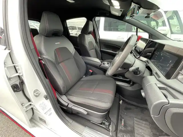 日産 オーラ ニスモ 滋賀県 2022(令4)年 1.3万km ピュアホワイトパール / スーパーブラック 2トーン 純正ナビ/（Bluetooth/USB/HDMI/AppleCarPlay/フルセグTV）/全方位カメラ/前方ドライブレコーダー/コーナーセンサー/プロパイロット/デジタルインナーミラー/アイドリングストップ/衝突軽減装置/電動パーキングブレーキ/オートハイビーム/ハーフレザーシート/置くだけ充電/スマートキー/純正フロアマット/ビルトインETC２．０/横滑り防止装置/カーテンエアバッグ/LEDライト