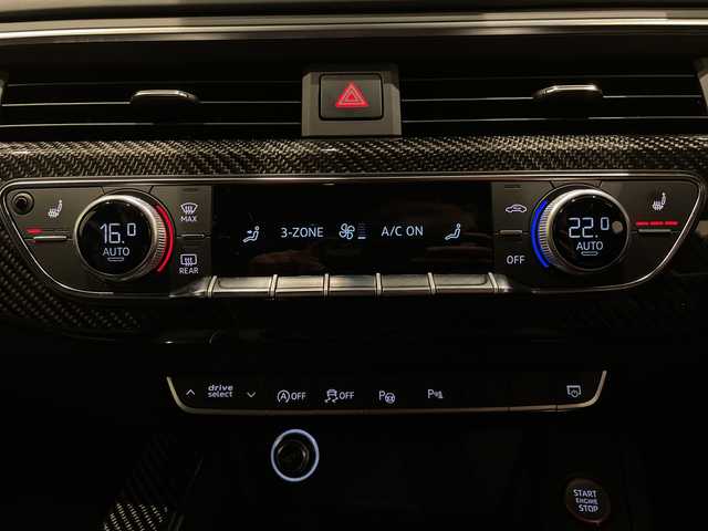 アウディ ＲＳ５ スポーツバック 新潟県 2019(令1)年 3.9万km ミトスブラックメタリック オプション/RSスポーツエグゾーストシステム/デコラティブパネルカーボン/アシスタンスパッケージ/・パークアシスト/・サラウンドビューカメラ/前後シートヒーター/標準装備/Bang & Olufsen 3D アドバンストサウンドシステム/MMIナビゲーション/・ハンズフリー（Bluetooth）/・Audi connect/・Audi connect セーフティ&サービス/・バーチャルコックピット/・TVチューナー/マトリクスLEDヘッドライト/アダプティブクルーズコントロール/アウディアクティブレーンアシスト/アウディプレセンスシティ/アウディサイドアシスト/メモリパワーシート/ETC2.0/ドライブレコーダー