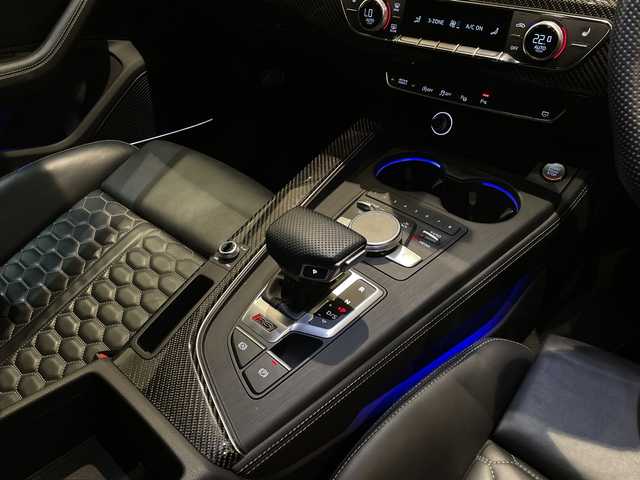 アウディ ＲＳ５ スポーツバック 新潟県 2019(令1)年 3.9万km ミトスブラックメタリック オプション/RSスポーツエグゾーストシステム/デコラティブパネルカーボン/アシスタンスパッケージ/・パークアシスト/・サラウンドビューカメラ/前後シートヒーター/標準装備/Bang & Olufsen 3D アドバンストサウンドシステム/MMIナビゲーション/・ハンズフリー（Bluetooth）/・Audi connect/・Audi connect セーフティ&サービス/・バーチャルコックピット/・TVチューナー/マトリクスLEDヘッドライト/アダプティブクルーズコントロール/アウディアクティブレーンアシスト/アウディプレセンスシティ/アウディサイドアシスト/メモリパワーシート/ETC2.0/ドライブレコーダー