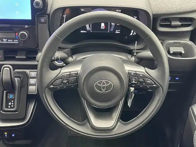 トヨタ シエンタ ハイブリッド Z 愛知県 2023(令5)年 2.4万km ベージュ 純正１０．５型ナビ　フルセグＴＶ　ＢＴ　全方位カメラ　シートヒーター　ステアリングヒーター　コンフォートＰＫＧ　内蔵型ドラレコ　セーフティセンス　衝突軽減　追従クルコン　コーナーセンサー　ＢＳＭ　LEDオートライト　純正フロアマット　禁煙車