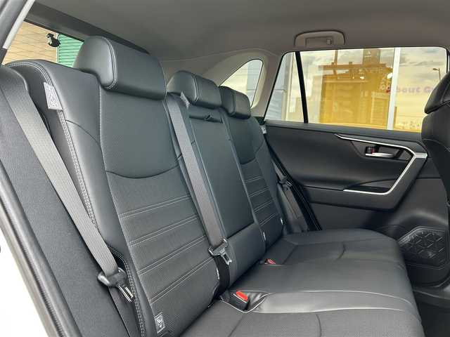 トヨタ ＲＡＶ４ ハイブリットG 香川県 2022(令4)年 4.8万km ホワイトパールクリスタルシャイン ワンオーナー/純正ディスプレイオーディオナビ/【フルセグ/Bluetooth】/パノミラックビューモニター/モデリスタフルエアロ/レザーシート/シートヒーター/シートベンチレーション/トヨタセーフティセンス/レーダークルーズコントロール/電動リアゲート/LEDヘッドライト/プリクラッシュセーフティ/レーンキープアシスト/オートマチックハイビーム/クリアランスソナー/ハンドルヒーター/純正ビルトインETC/純正18インチアルミ