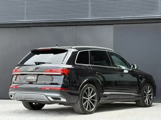 アウディ Ｑ７ 45 Sラインリミテッド 和歌山県 2020(令2)年 5.7万km ディープブラックパールエフェクト メーカーナビ/（Bカメラ、TV、Bluetooth、AM、FM、USB、AppleCarplay、AndroidAuto）/メーターパネルナビ/ヘッドアップディスプレイ/レザーシート/パワーシート/シートメモリ/シートヒーター/デュアルエアコン/リアエアコン/BSM/レーダークルーズコントロール/純正ドライブレコーダー前後/電動リアゲート/ETC2.0/パドルシフト/リアパーキングシステム/パーキングシステムプラス/リアビューカメラ/アラウンドビューカメラ/フロントクロストラフィックアシスト/リアクロストラフィックアシスト/運転操作アシスト/降車警告システム/接近警告/ターンアシスト/SOSコール/オンラインロードサイドアシスタンス/車線逸脱警報/アイドリングストップ/シートバックモニター/オールウェザーライト/電動パーキングブレーキ/HOLDボタン/横滑り防止装置/車線逸脱警報/スマートキー/スペアキー/ワンオーナー/保証書/取扱説明書/ディーラー1年毎記録簿