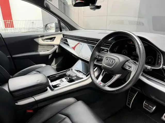 アウディ Ｑ７ 45 Sラインリミテッド 和歌山県 2020(令2)年 5.7万km ディープブラックパールエフェクト メーカーナビ/（Bカメラ、TV、Bluetooth、AM、FM、USB、AppleCarplay、AndroidAuto）/メーターパネルナビ/ヘッドアップディスプレイ/レザーシート/パワーシート/シートメモリ/シートヒーター/デュアルエアコン/リアエアコン/BSM/レーダークルーズコントロール/純正ドライブレコーダー前後/電動リアゲート/ETC2.0/パドルシフト/リアパーキングシステム/パーキングシステムプラス/リアビューカメラ/アラウンドビューカメラ/フロントクロストラフィックアシスト/リアクロストラフィックアシスト/運転操作アシスト/降車警告システム/接近警告/ターンアシスト/SOSコール/オンラインロードサイドアシスタンス/車線逸脱警報/アイドリングストップ/シートバックモニター/オールウェザーライト/電動パーキングブレーキ/HOLDボタン/横滑り防止装置/車線逸脱警報/スマートキー/スペアキー/ワンオーナー/保証書/取扱説明書/ディーラー1年毎記録簿
