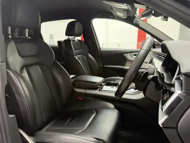 アウディ Ｑ７ 45 Sラインリミテッド 和歌山県 2020(令2)年 5.7万km ディープブラックパールエフェクト メーカーナビ/（Bカメラ、TV、Bluetooth、AM、FM、USB、AppleCarplay、AndroidAuto）/メーターパネルナビ/ヘッドアップディスプレイ/レザーシート/パワーシート/シートメモリ/シートヒーター/デュアルエアコン/リアエアコン/BSM/レーダークルーズコントロール/純正ドライブレコーダー前後/電動リアゲート/ETC2.0/パドルシフト/リアパーキングシステム/パーキングシステムプラス/リアビューカメラ/アラウンドビューカメラ/フロントクロストラフィックアシスト/リアクロストラフィックアシスト/運転操作アシスト/降車警告システム/接近警告/ターンアシスト/SOSコール/オンラインロードサイドアシスタンス/車線逸脱警報/アイドリングストップ/シートバックモニター/オールウェザーライト/電動パーキングブレーキ/HOLDボタン/横滑り防止装置/車線逸脱警報/スマートキー/スペアキー/ワンオーナー/保証書/取扱説明書/ディーラー1年毎記録簿