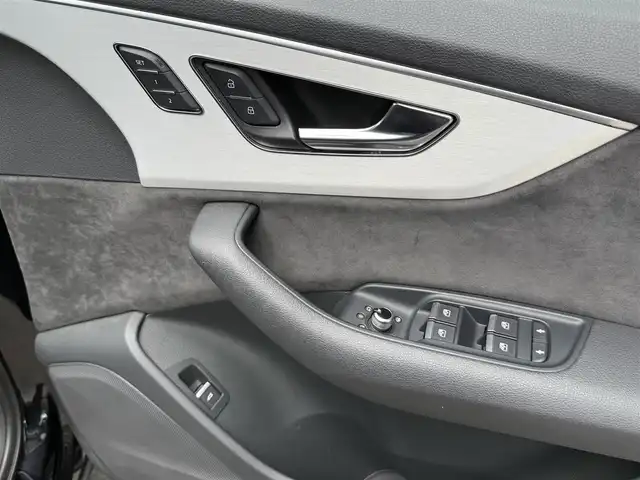 アウディ Ｑ７ 45 Sラインリミテッド 和歌山県 2020(令2)年 5.7万km ディープブラックパールエフェクト メーカーナビ/（Bカメラ、TV、Bluetooth、AM、FM、USB、AppleCarplay、AndroidAuto）/メーターパネルナビ/ヘッドアップディスプレイ/レザーシート/パワーシート/シートメモリ/シートヒーター/デュアルエアコン/リアエアコン/BSM/レーダークルーズコントロール/純正ドライブレコーダー前後/電動リアゲート/ETC2.0/パドルシフト/リアパーキングシステム/パーキングシステムプラス/リアビューカメラ/アラウンドビューカメラ/フロントクロストラフィックアシスト/リアクロストラフィックアシスト/運転操作アシスト/降車警告システム/接近警告/ターンアシスト/SOSコール/オンラインロードサイドアシスタンス/車線逸脱警報/アイドリングストップ/シートバックモニター/オールウェザーライト/電動パーキングブレーキ/HOLDボタン/横滑り防止装置/車線逸脱警報/スマートキー/スペアキー/ワンオーナー/保証書/取扱説明書/ディーラー1年毎記録簿